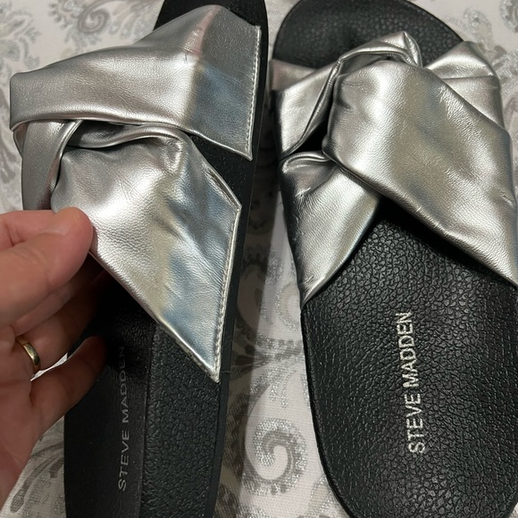 Awesome Steve Madden silver material /rubber slippers 👍🌹☝️ - Picture 3 of 4